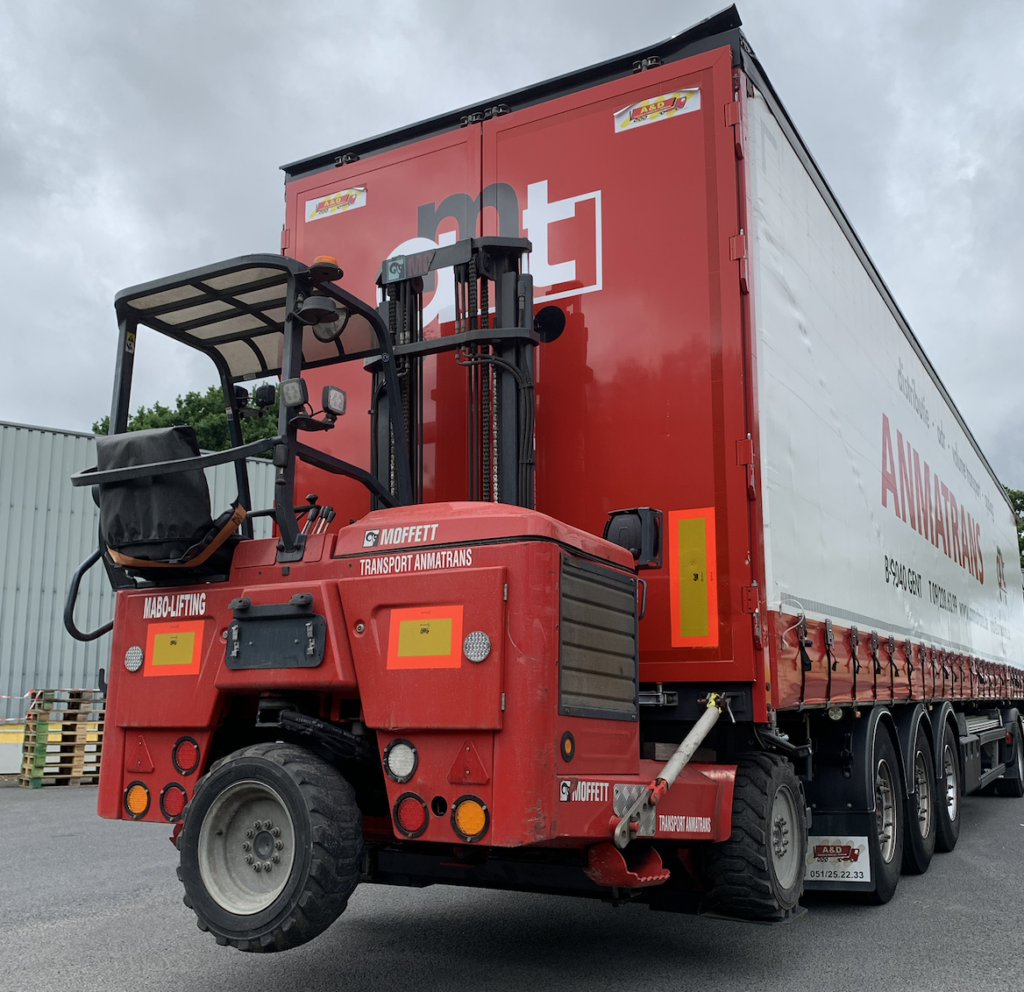 Kooiaap achterop Anmatrans oplegger