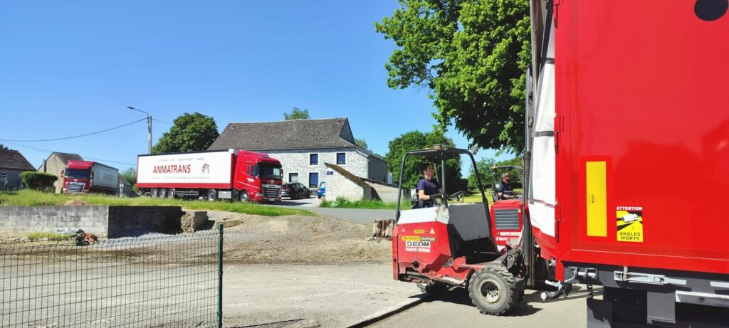 Anmatrans lossen 2 kooiapen zijzicht