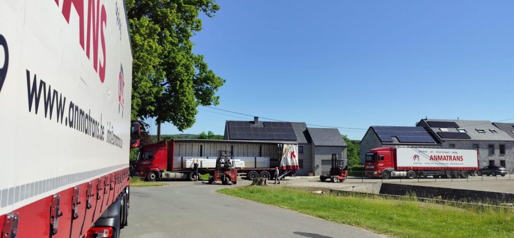 Anmatrans lossen 2 kooiapen afstandbeeld